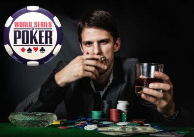 Un homme avec un cigare et un verre de whisky devant des jetons de poker et de l'argent.