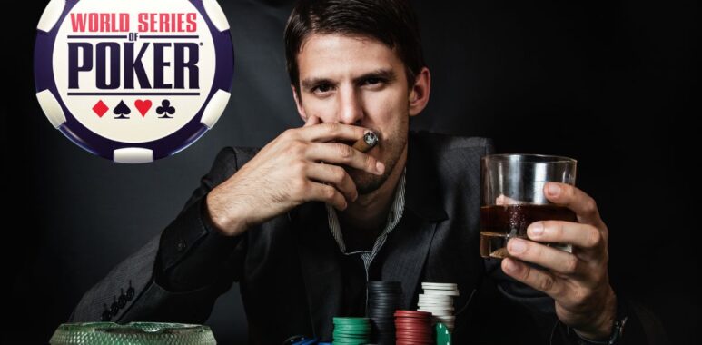 Un homme avec un cigare et un verre de whisky devant des jetons de poker et de l'argent.