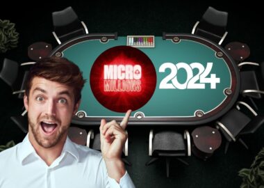 Un homme enthousiaste pointant vers une table de poker avec le logo MicroMillions 2024.