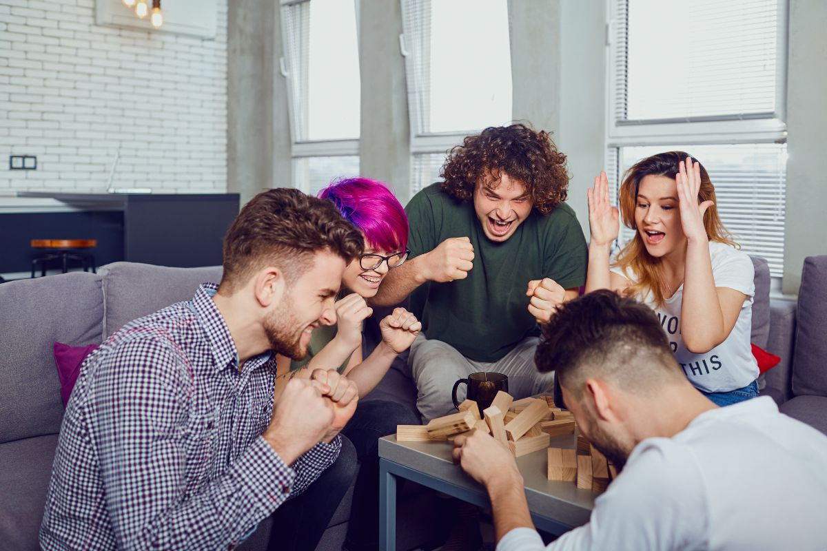 Un groupe d'amis s'amusant en jouant à un jeu de société.