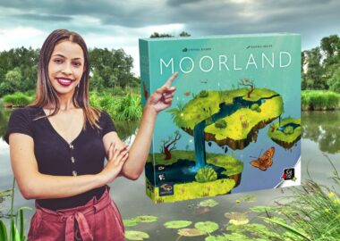 Femme pointant vers la boîte du jeu "Moorland" devant un paysage de marécage.