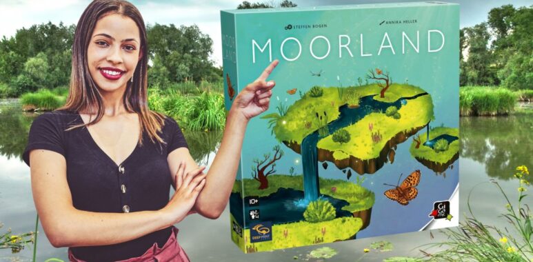 Femme pointant vers la boîte du jeu "Moorland" devant un paysage de marécage.