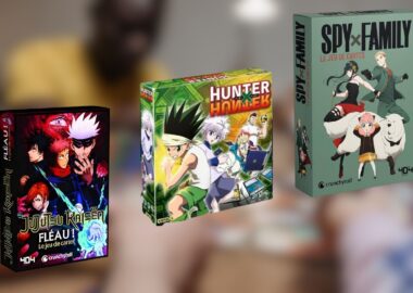 Boîtes des jeux de cartes inspirés de Jujutsu Kaisen, Hunter x Hunter et Spy x Family.