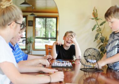 Enfants jouant à des jeux de société