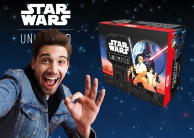 Un homme souriant devant la boîte du jeu Star Wars Unlimited