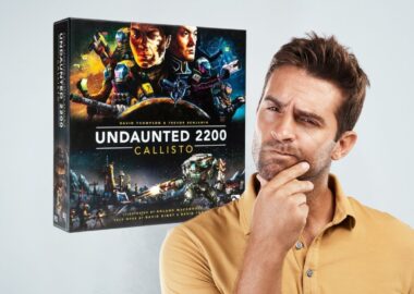 Un homme pensif regardant une boîte de jeu Undaunted 2200 Callisto.