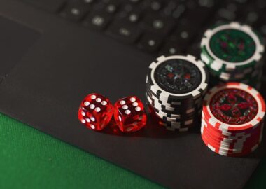 Dés et jetons de poker sur un ordinateur portable