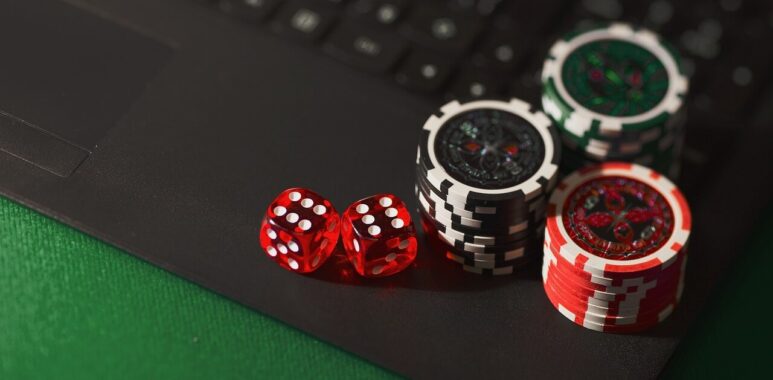 Dés et jetons de poker sur un ordinateur portable