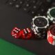 Dés et jetons de poker sur un ordinateur portable