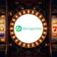 Logo Microgaming au centre d’un cadre lumineux de machine à sous avec rouleaux